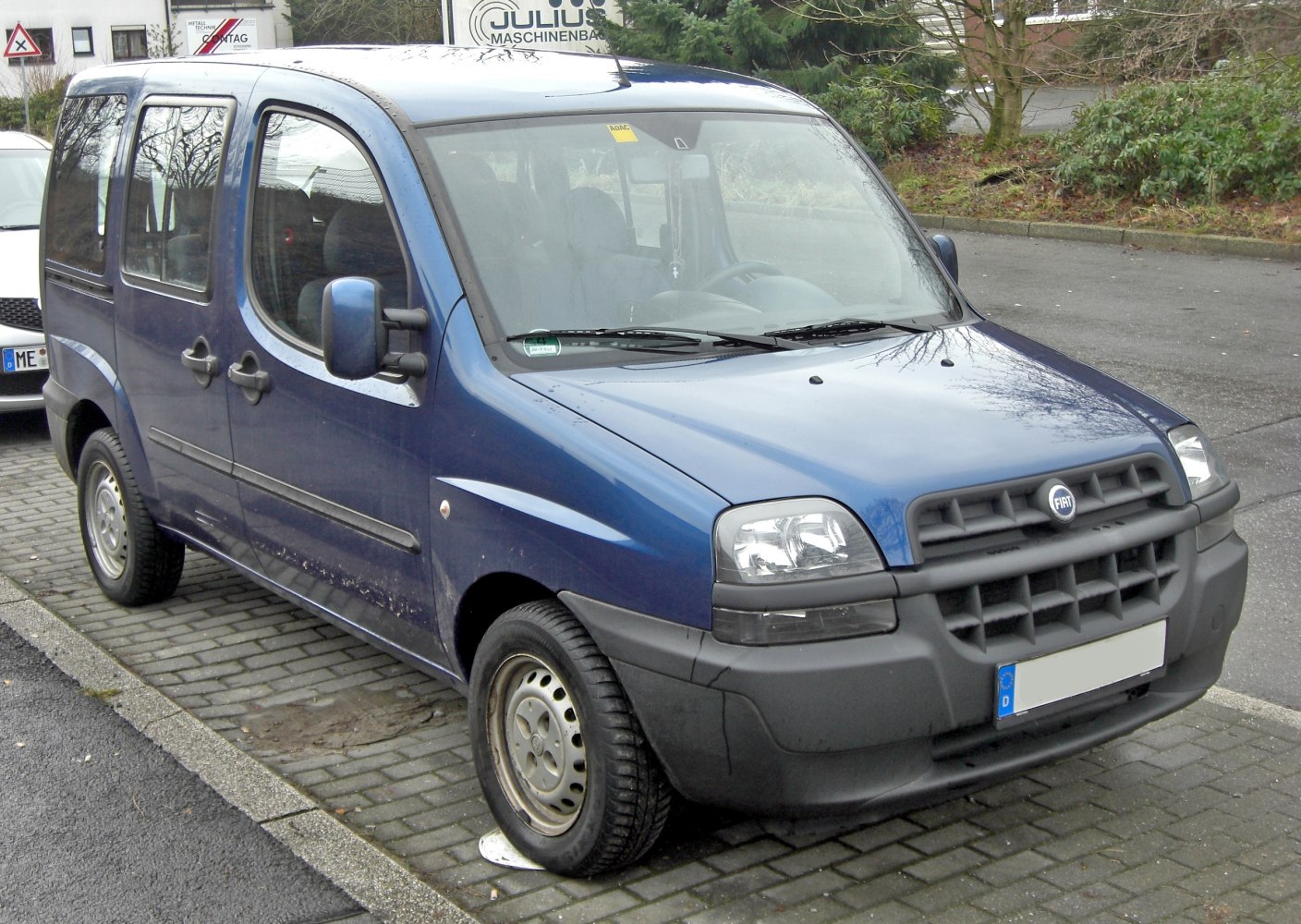 Compact MPV with boxy shape and distinctive front grille