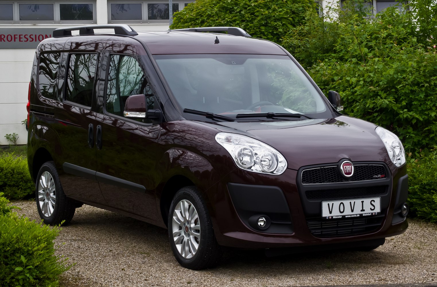 Compact van with roof rails, front three-quarter view