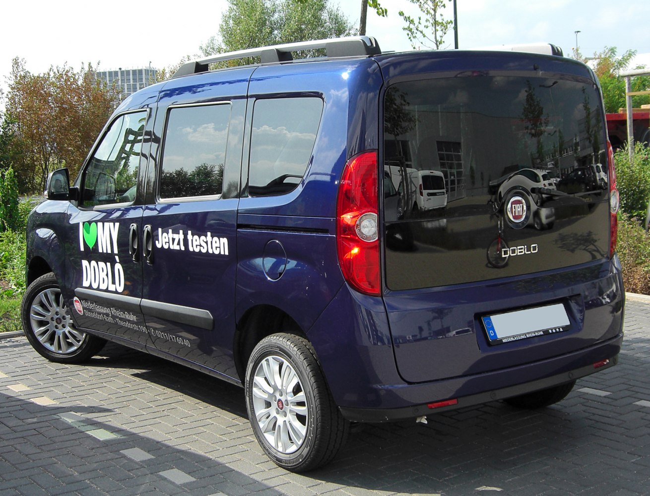 Rear side profile with sliding door and roof rails