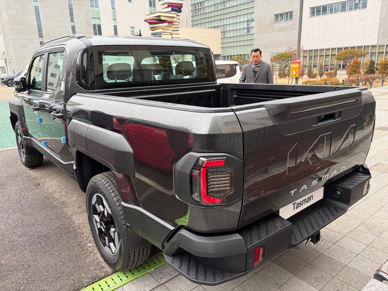 3/4 rear-left view
