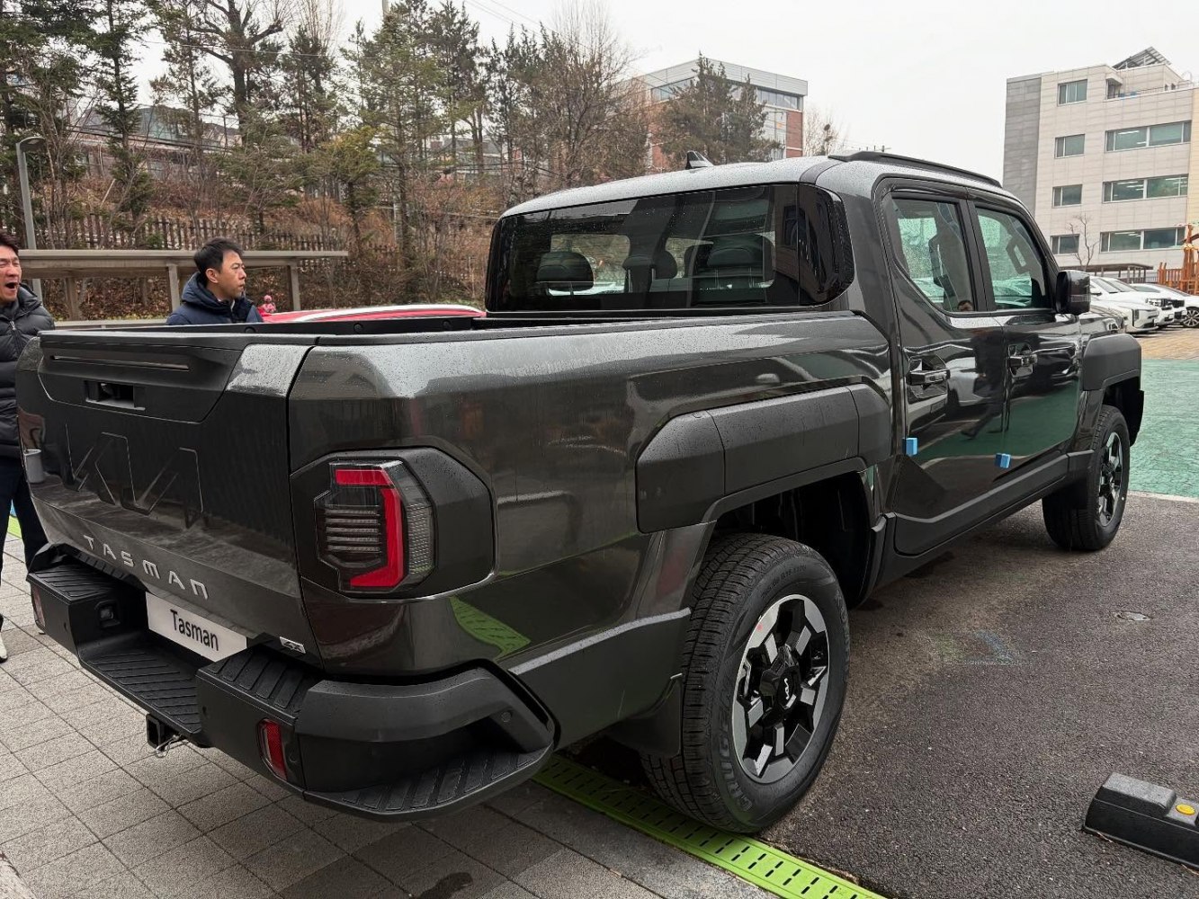 3/4 rear-right view