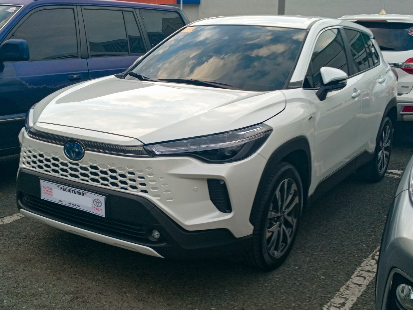 Front view with LED headlights and honeycomb grille design