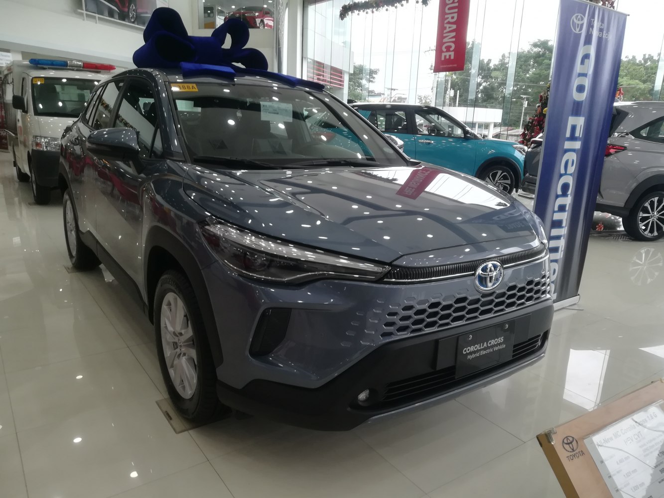 Front grille with hexagonal pattern and sleek LED headlights