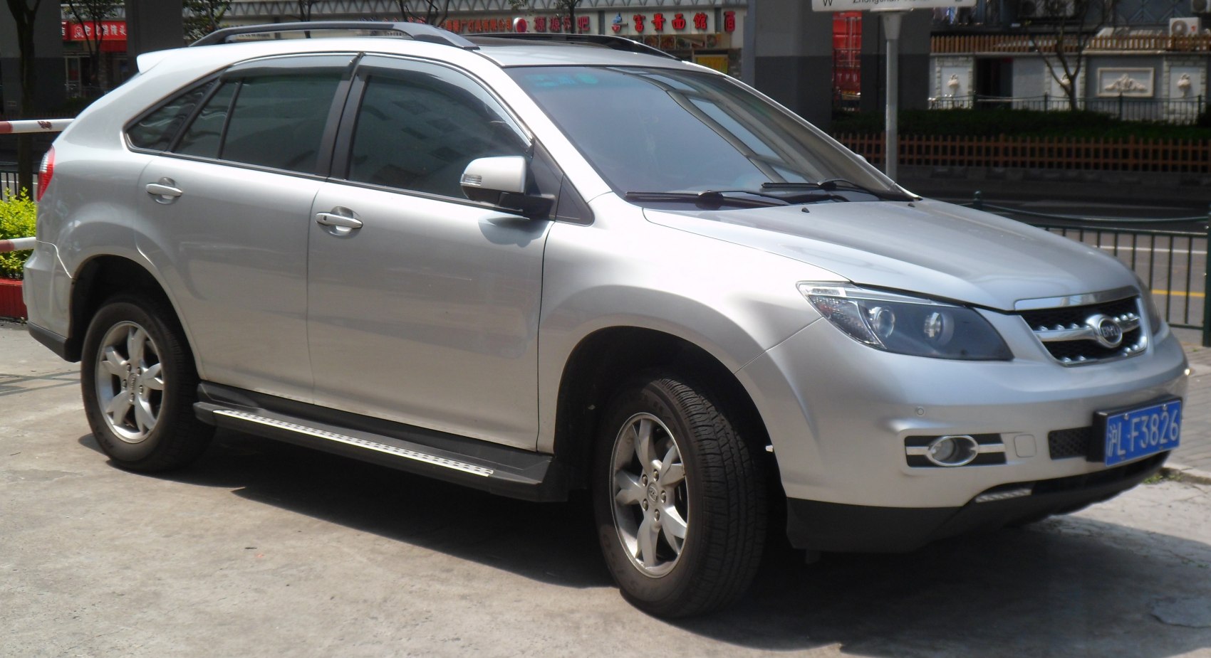 Silver mid-size SUV front-side view with alloy wheels and roof rails