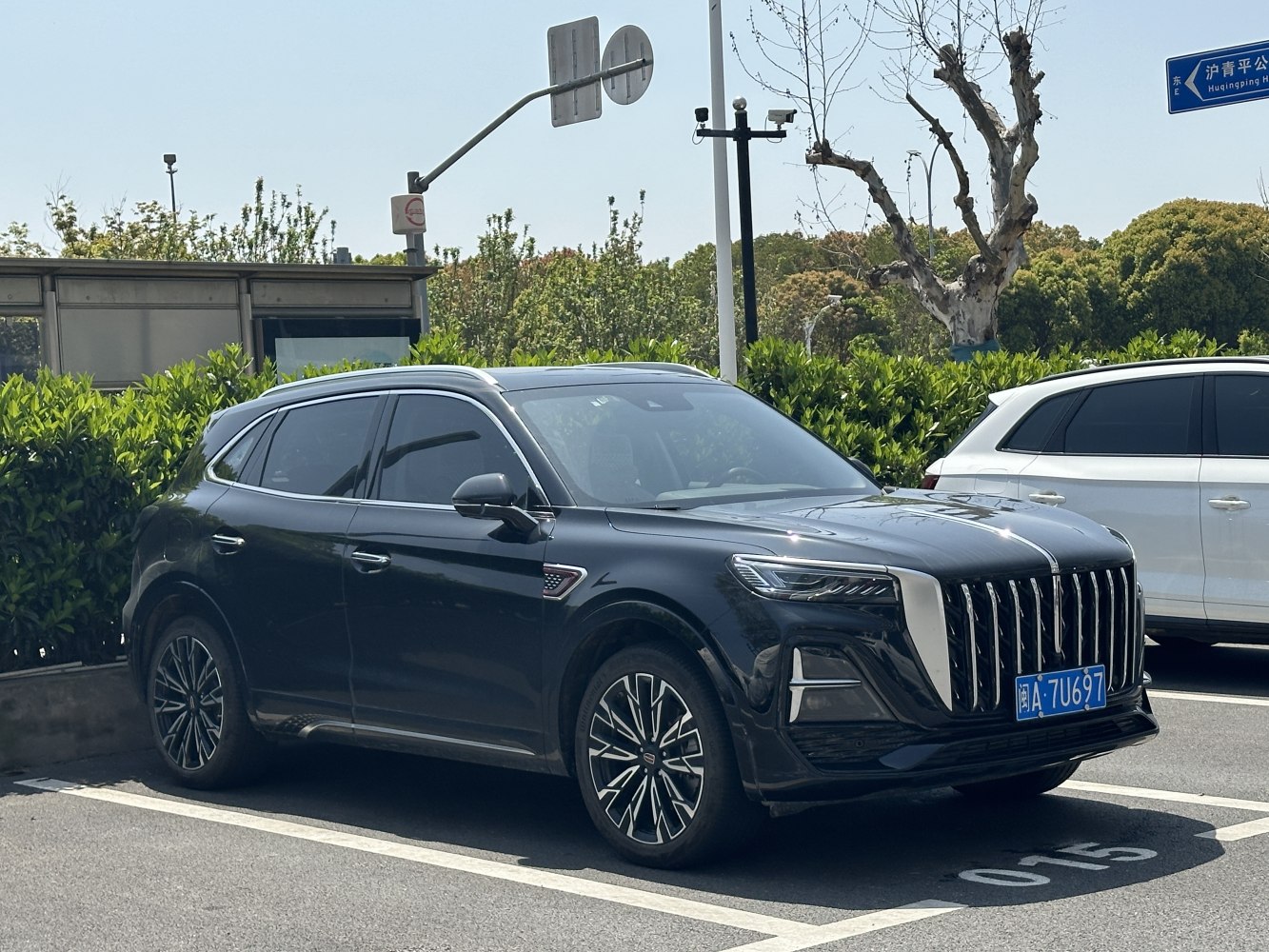 Facelift SUV with vertical chrome grille and LED headlights