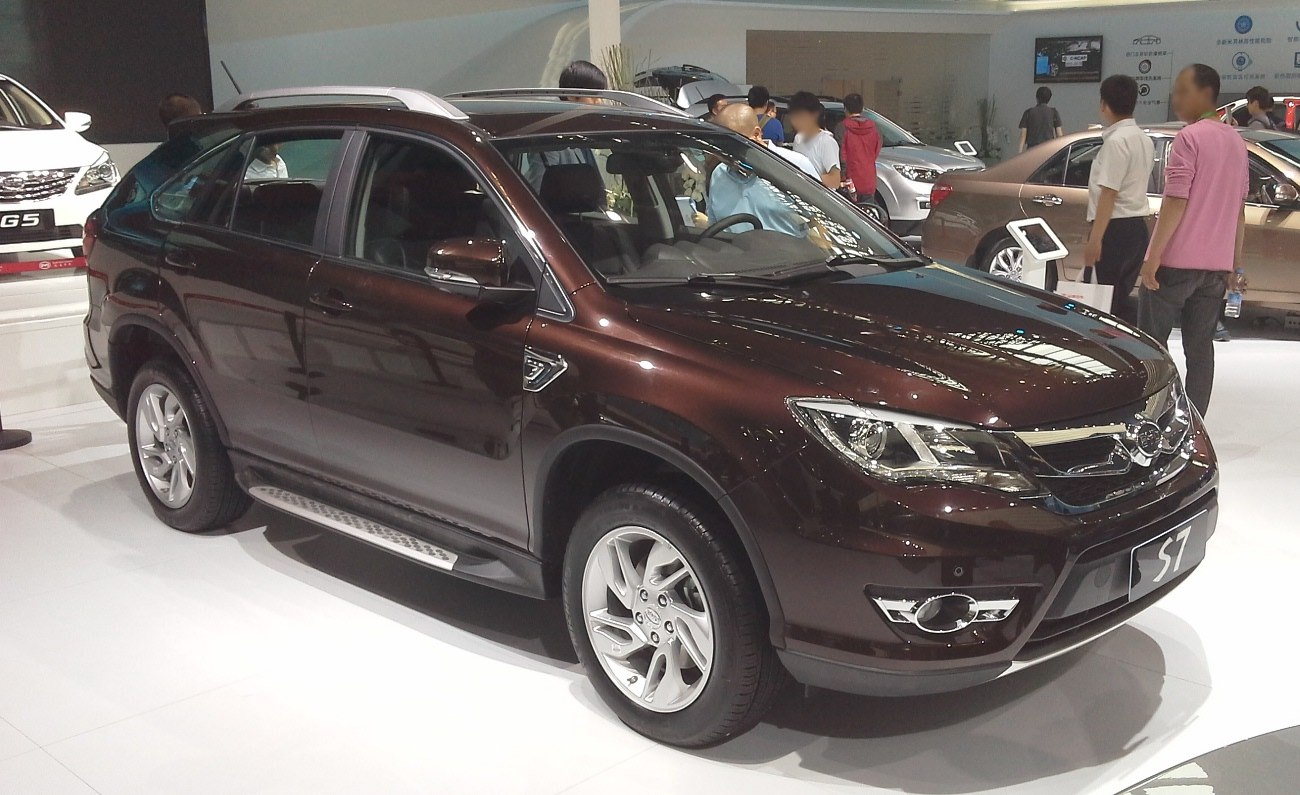 SUV front-side view with alloy wheels and roof rails