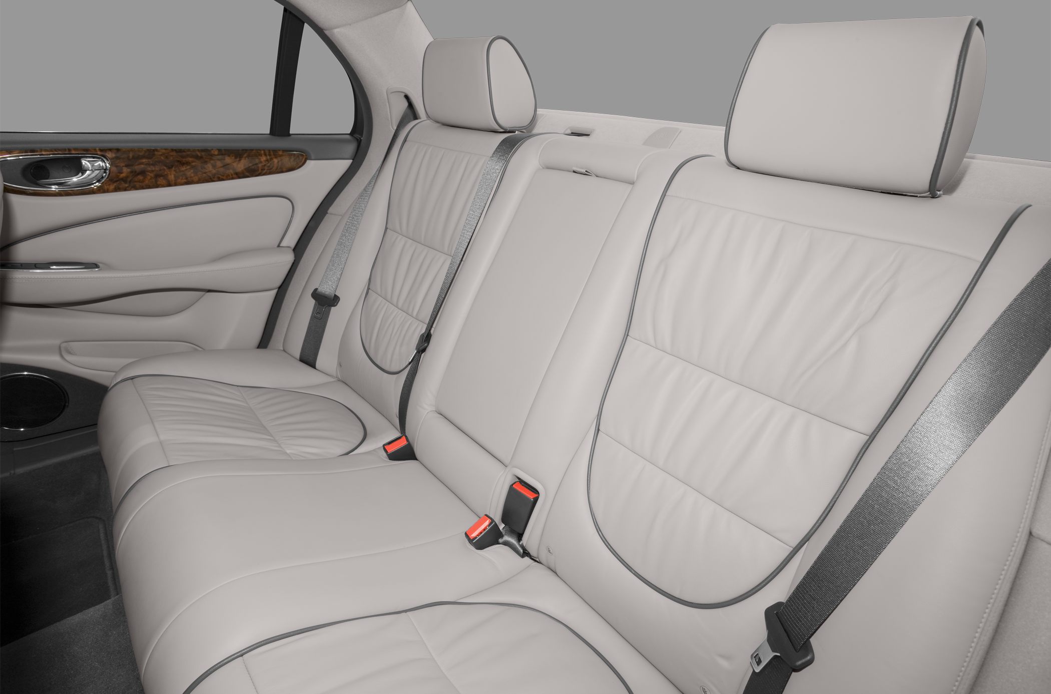 Light leather rear seats with wood trim and seat belts