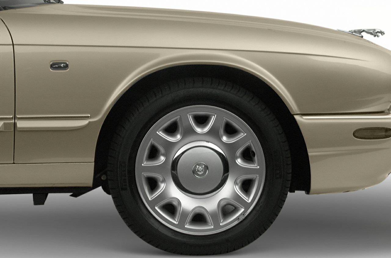 Front alloy wheel and fender with indicator on classic luxury sedan