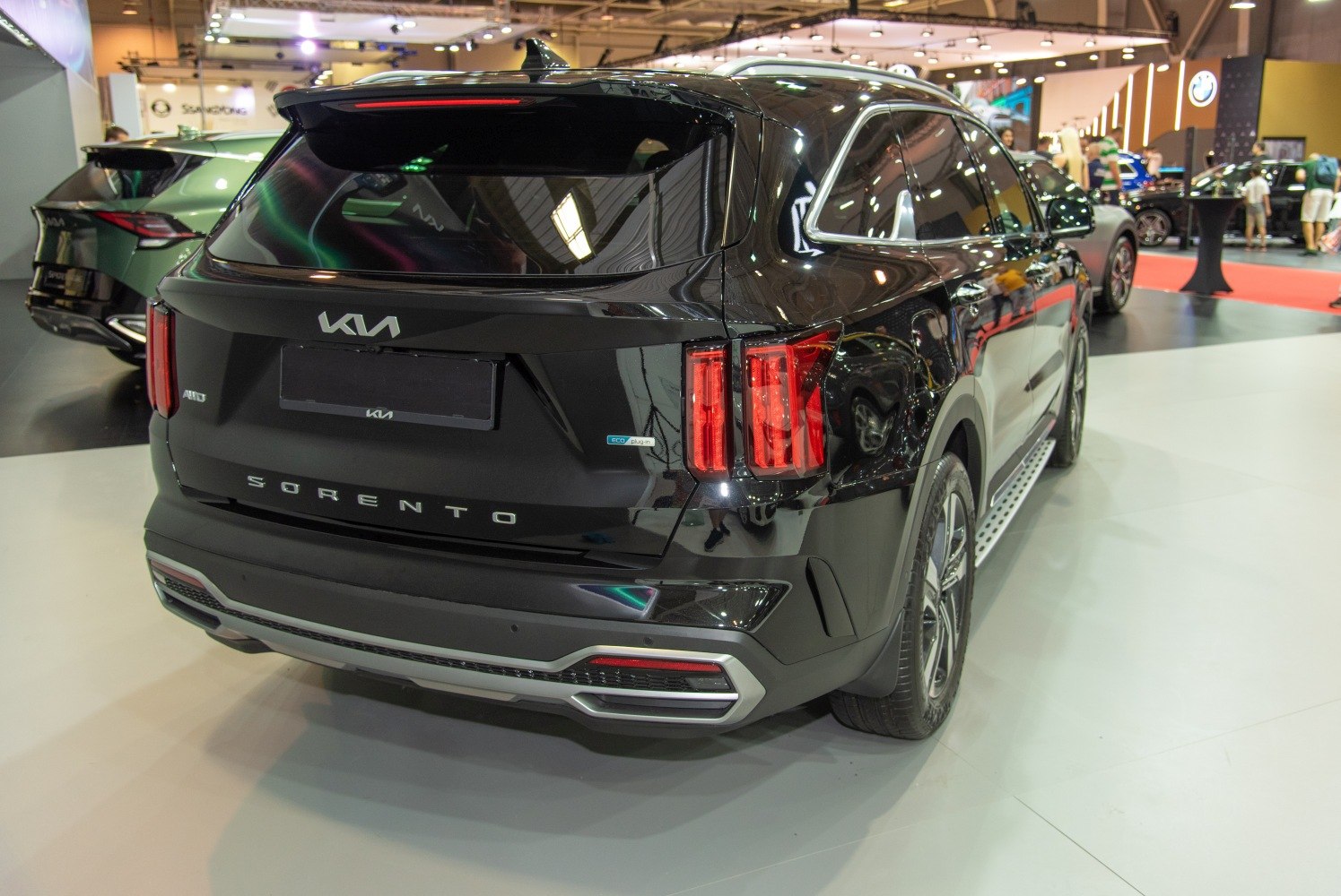 Rear view of SUV with vertical taillights and rear diffuser