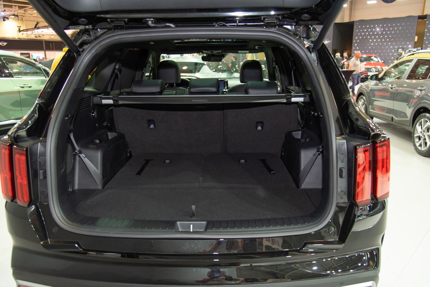 Spacious SUV trunk with foldable rear seats and retractable privacy cover