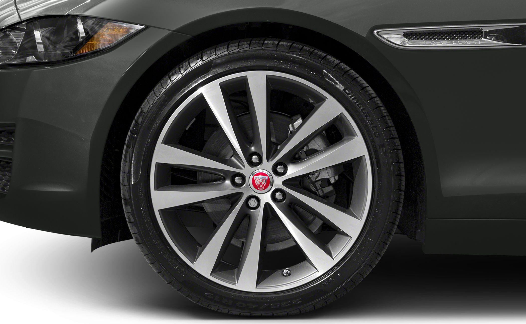 Close-up of alloy wheel and side vent trim.