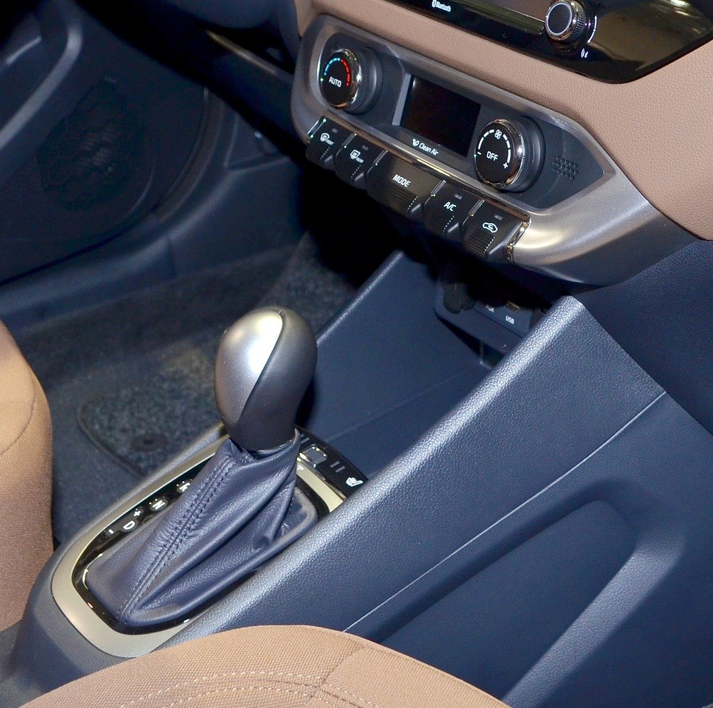 Automatic gear shifter and dashboard climate control knobs