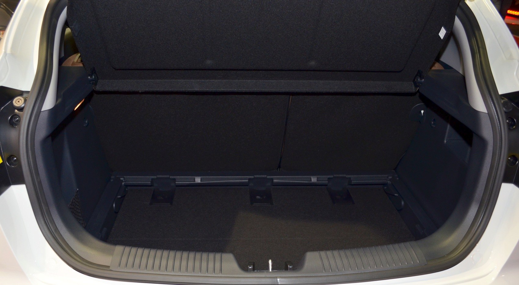 Spacious rear trunk compartment with foldable rear seats