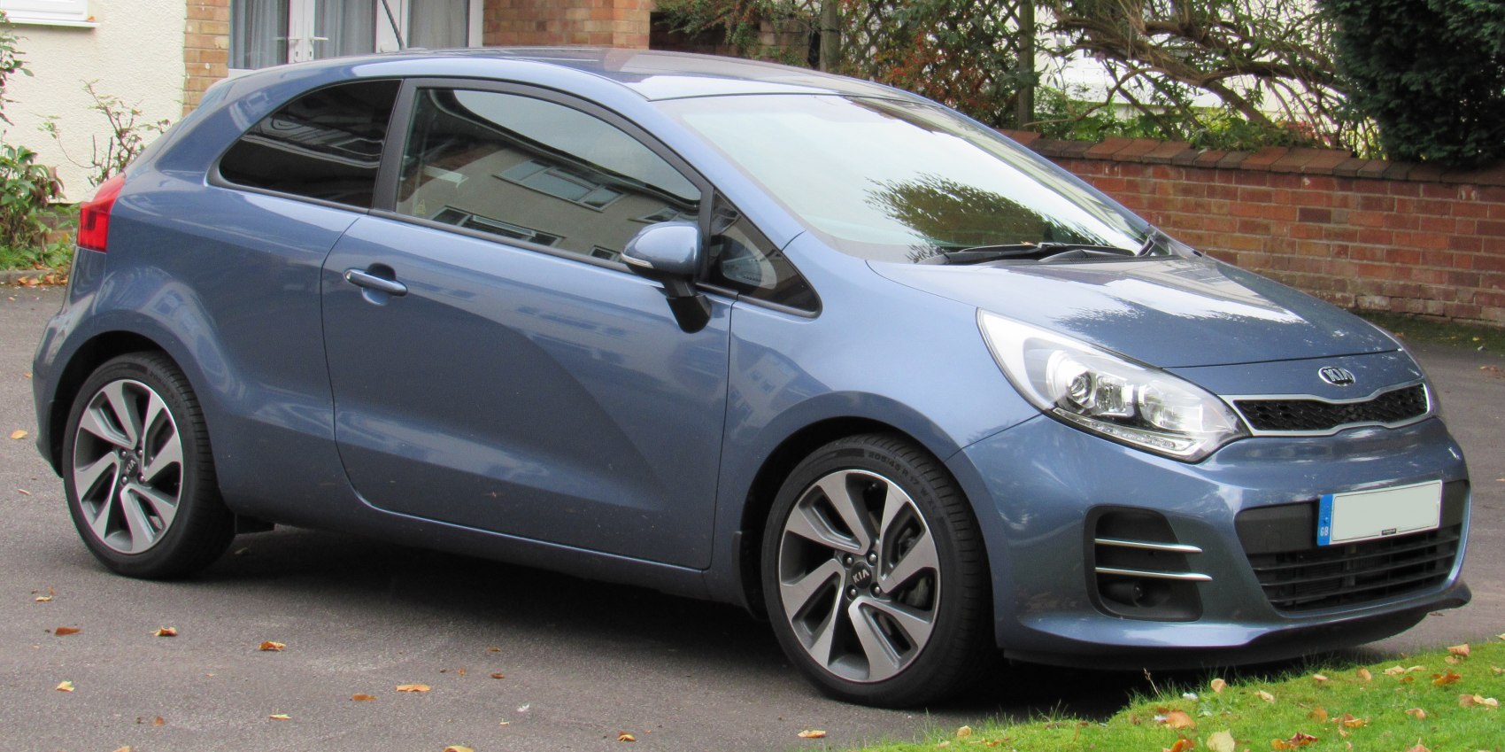 Facelifted front design and alloy wheels on a 3-door hatchback