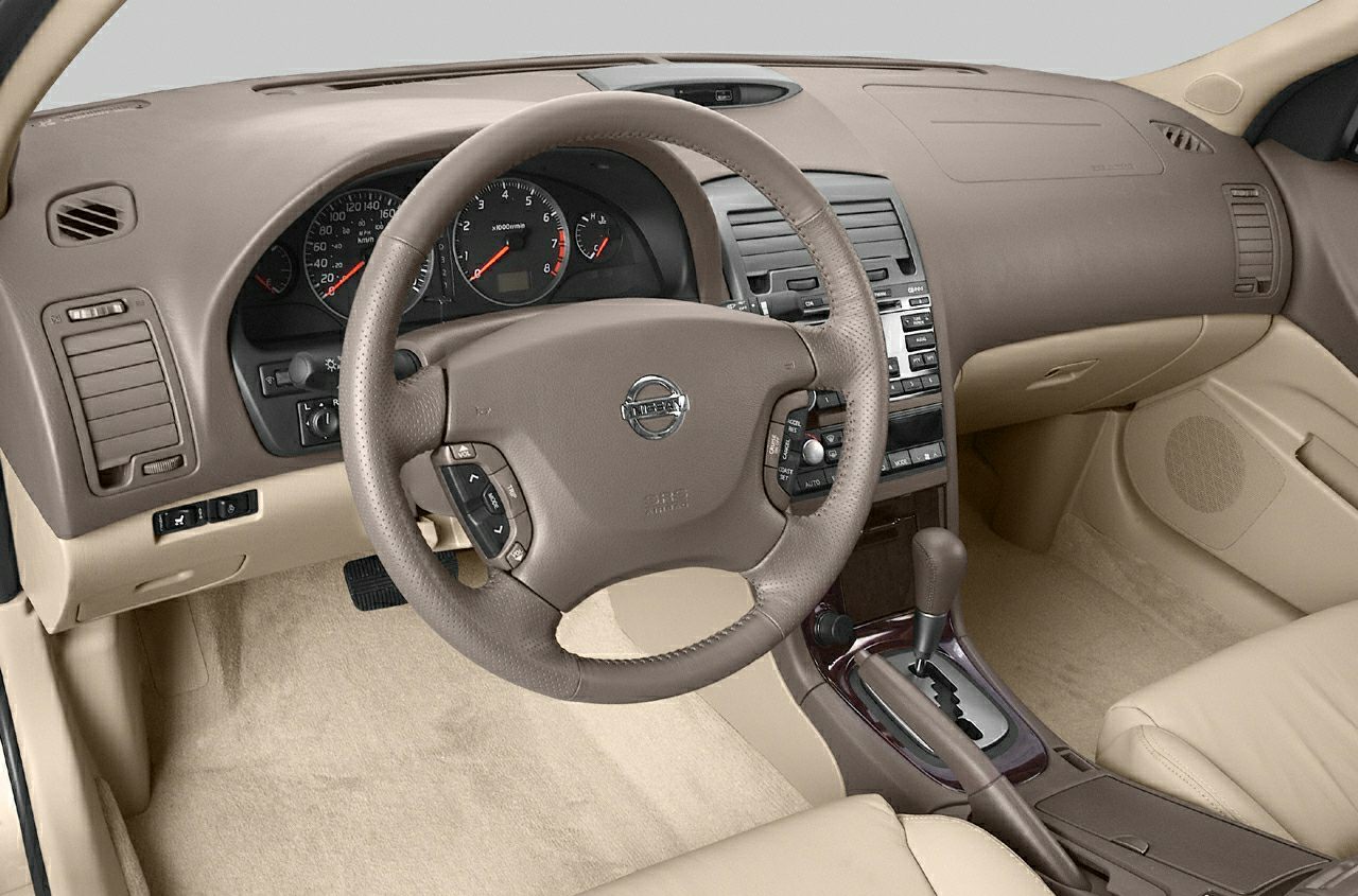Leather steering wheel, dashboard with gauges, beige interior