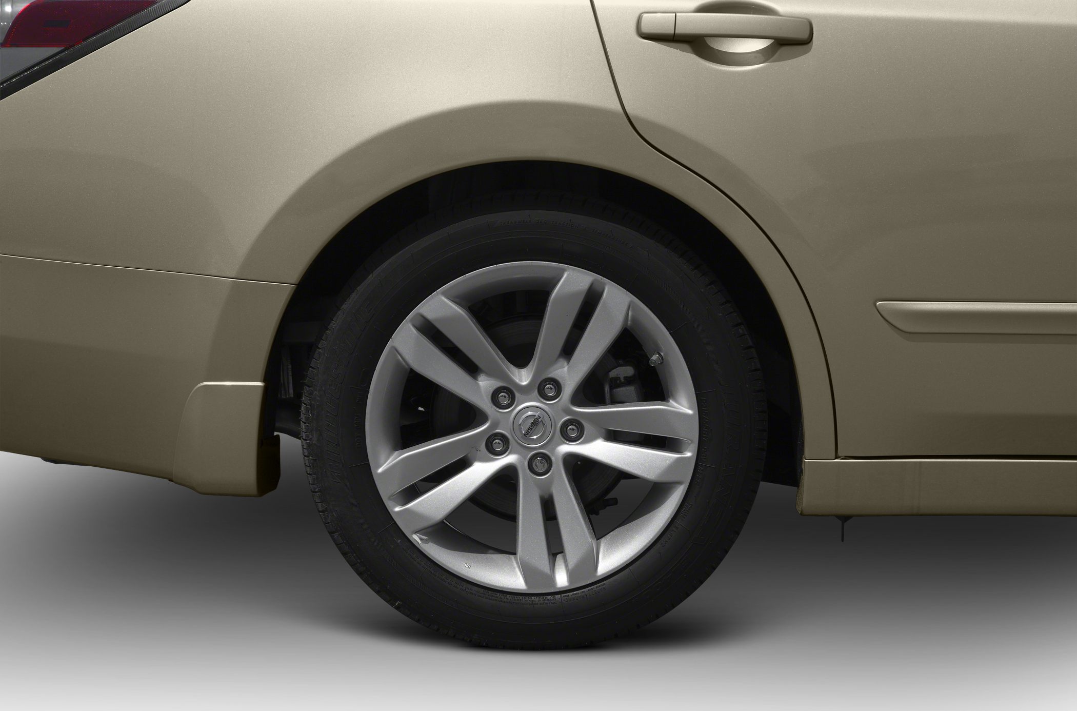 Alloy wheel with multi-spoke design and rear door handle