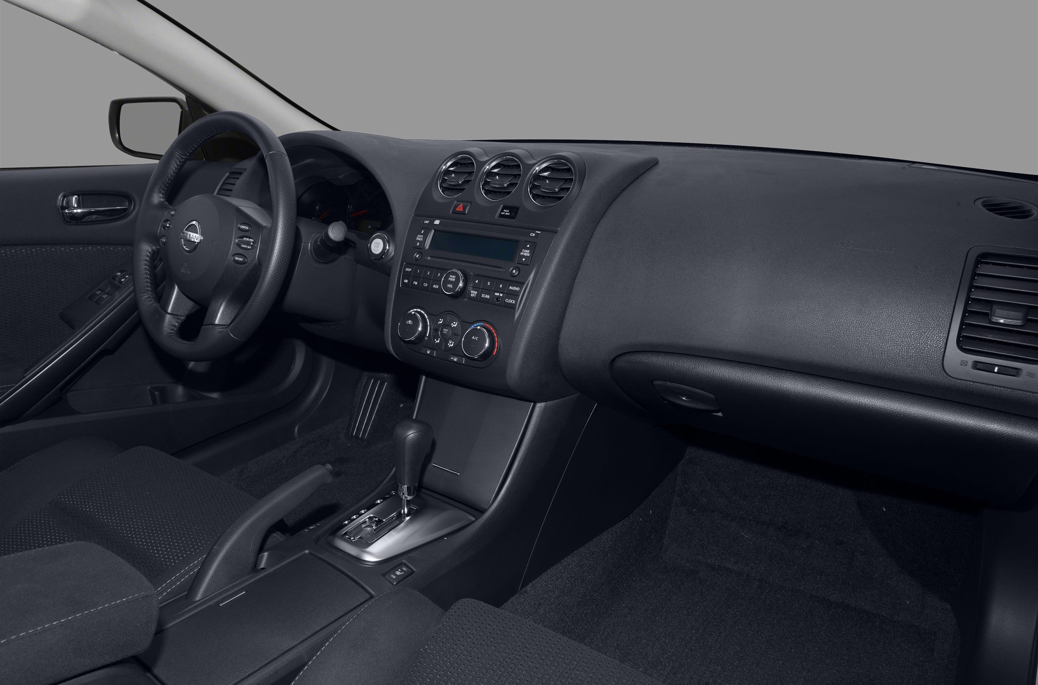 Dashboard, steering wheel, and central console with automatic gear shifter