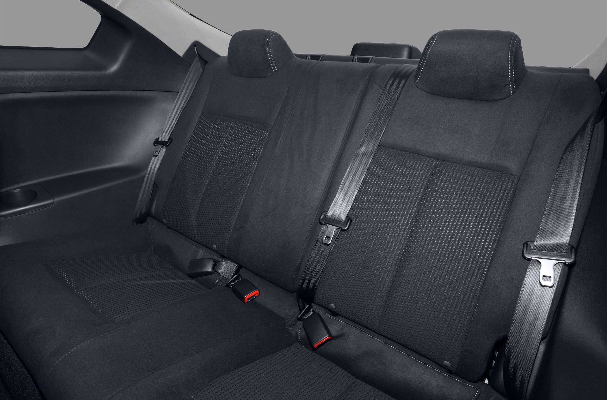 Rear seats with fabric upholstery and integrated seatbelts