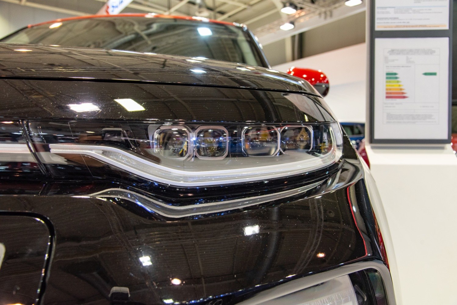 Front LED headlight with distinctive daytime running light design