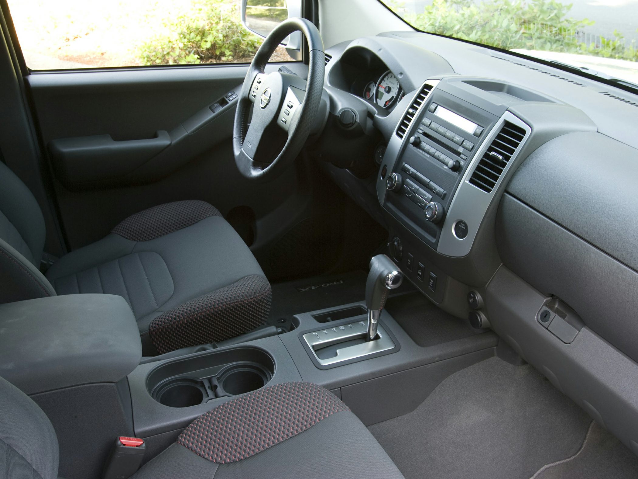 Dashboard, steering wheel, seats, center console with automatic gear shift
