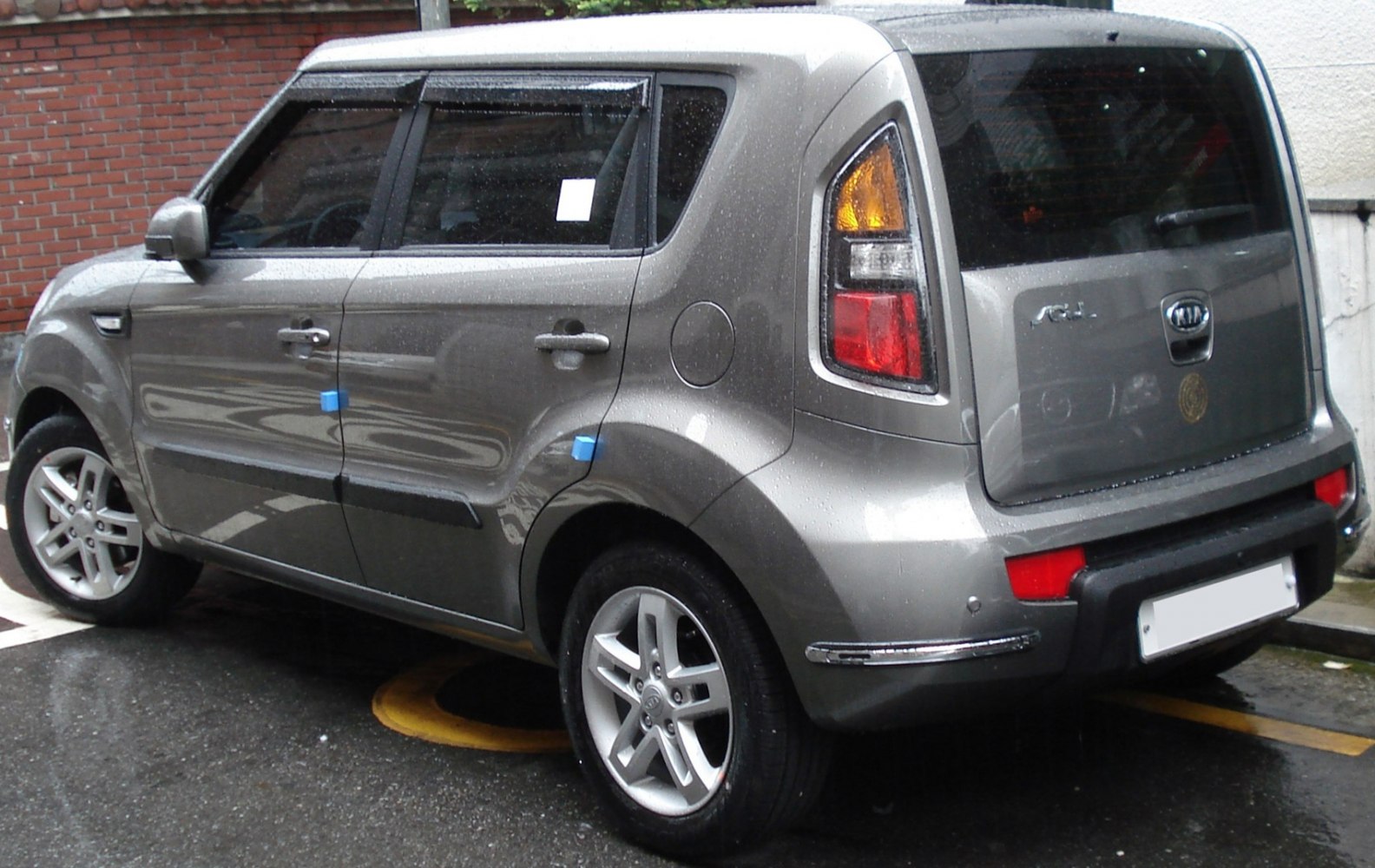 Rear side profile with distinctive vertical taillights and alloy wheels