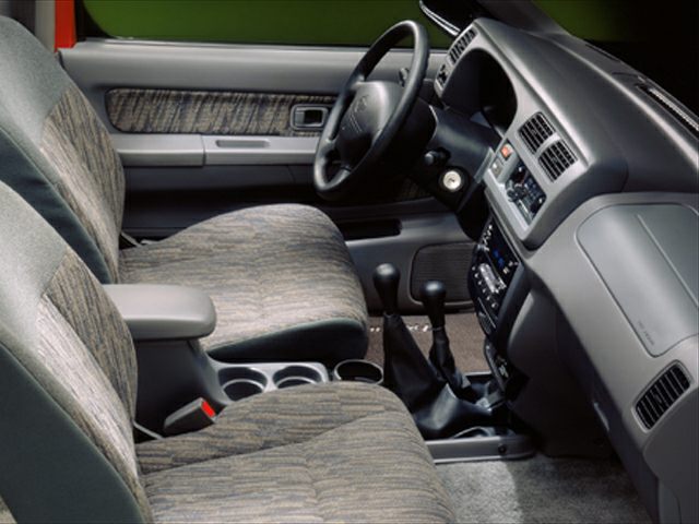 Dashboard, manual gear shift, fabric seats interior