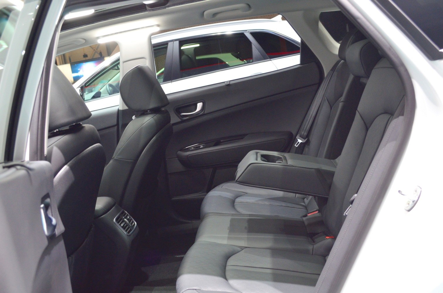 Spacious rear seats with armrest and cup holders