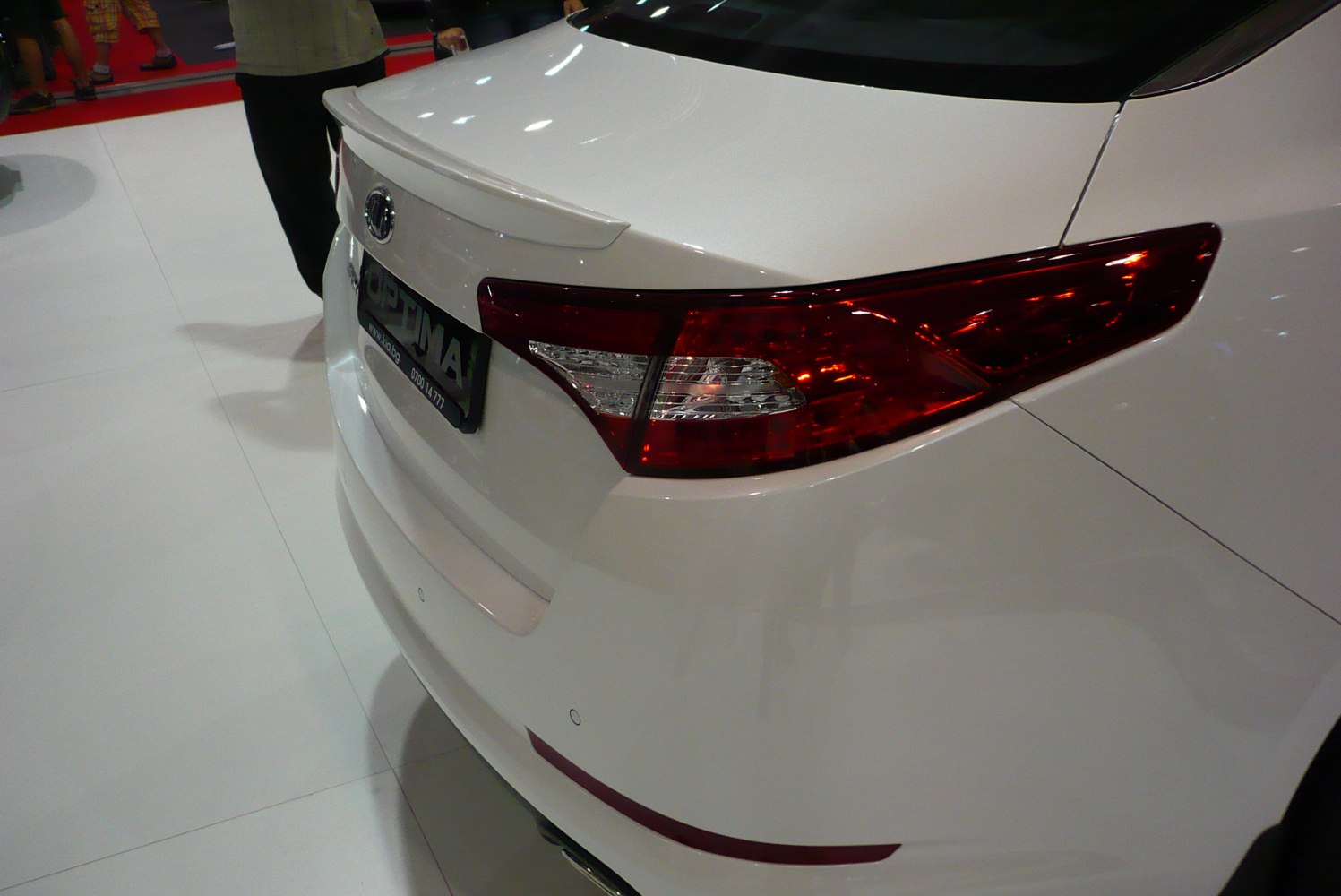 Rear end with integrated spoiler and distinctive taillights in white finish