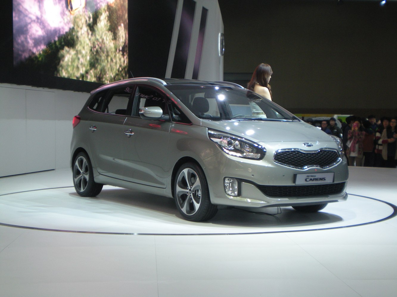 Compact MPV with panoramic glass roof and alloy wheels