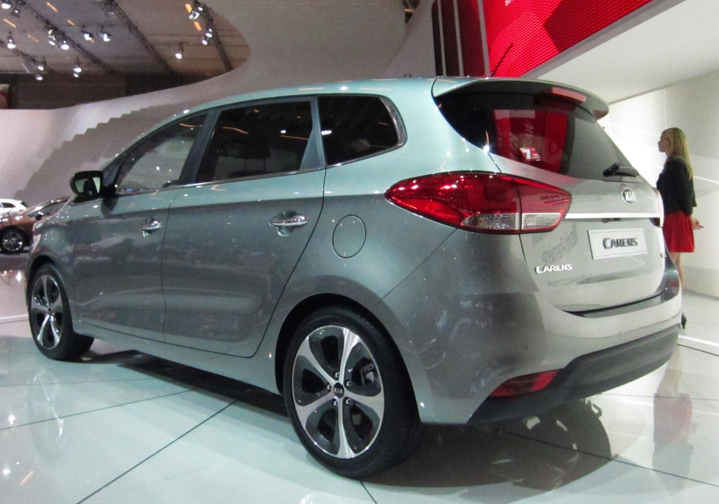 Rear side profile of mid-sized MPV with aerodynamic curves and modern taillights