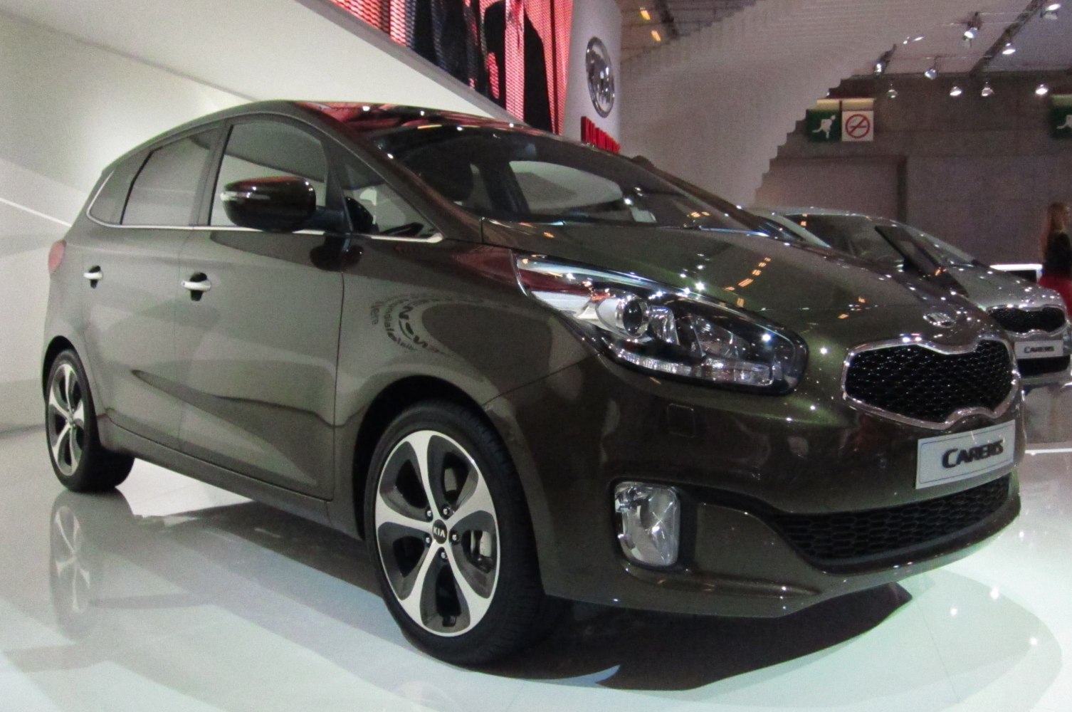 Front side view with alloy wheels and distinctive headlights