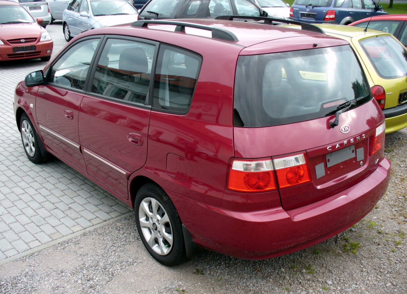 Rear and side view of a compact MPV with roof rails and taillights
