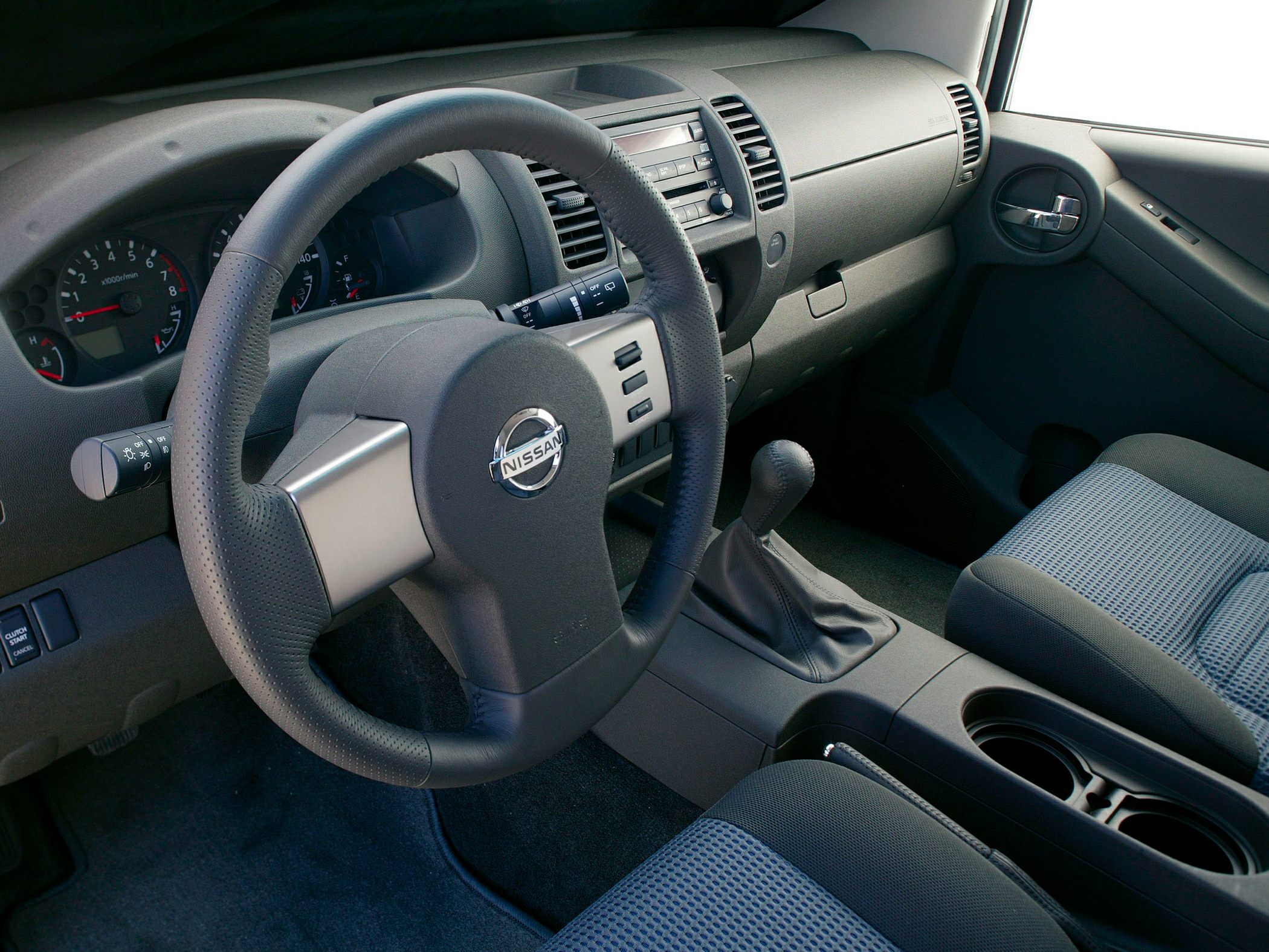 Dashboard, steering wheel, manual gear shift, front seats, cup holders