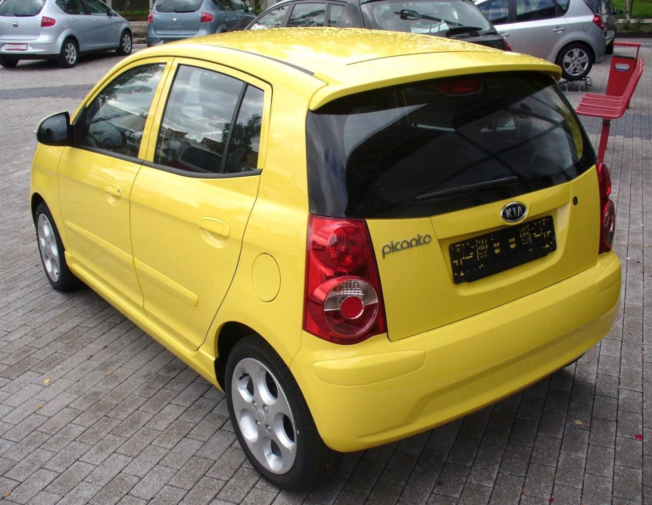 Compact hatchback rear with round tail lights and rear spoiler