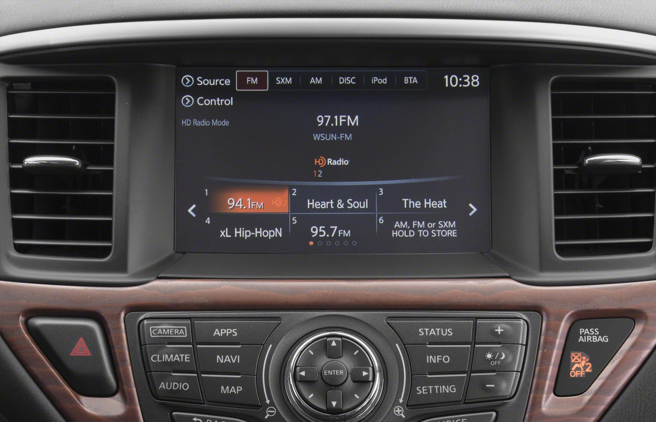 Nissan Pathfinder IV 2017 infotainment system with FM radio and control buttons