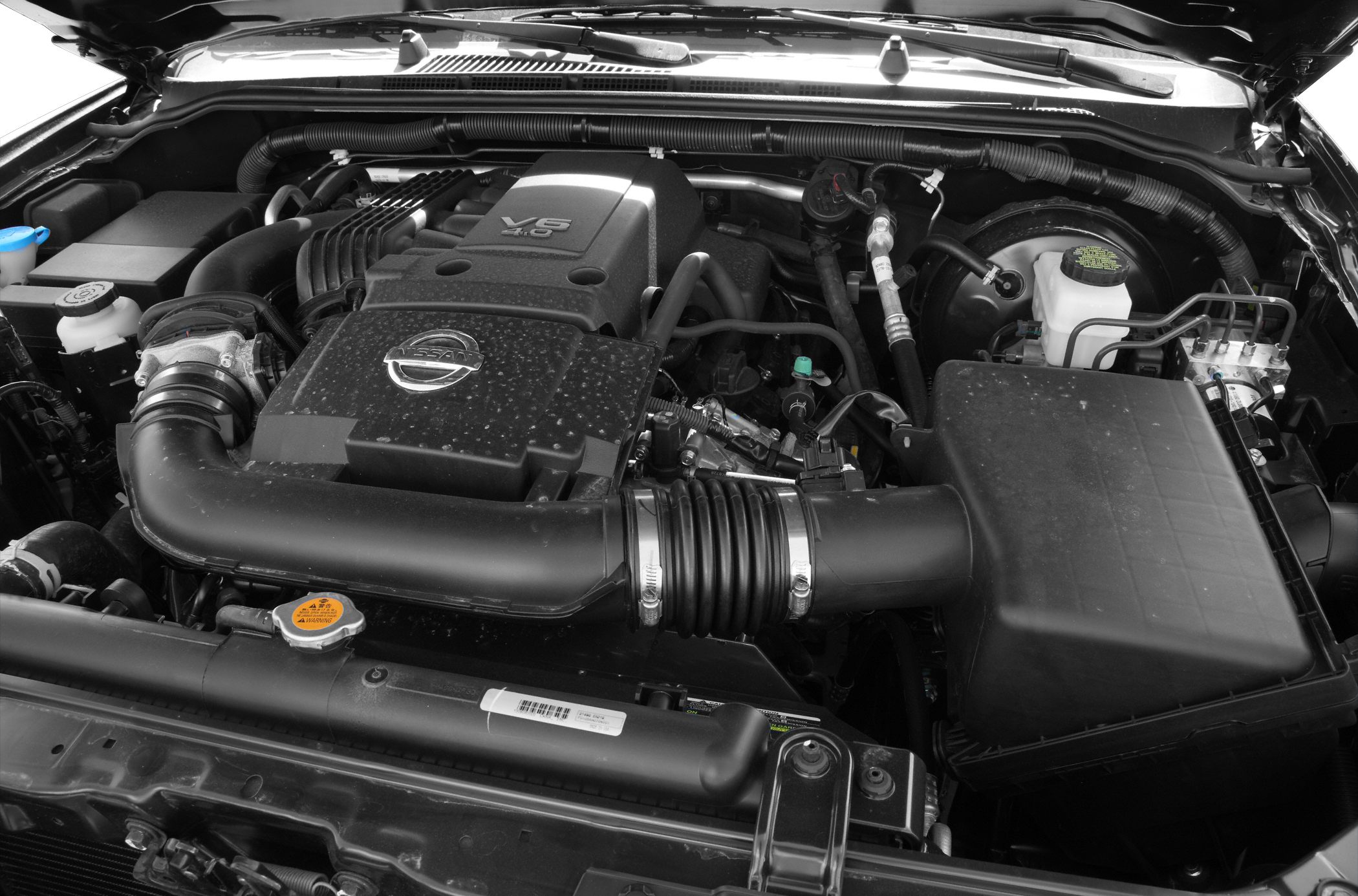 V6 4.0L engine compartment with intake and radiator cap