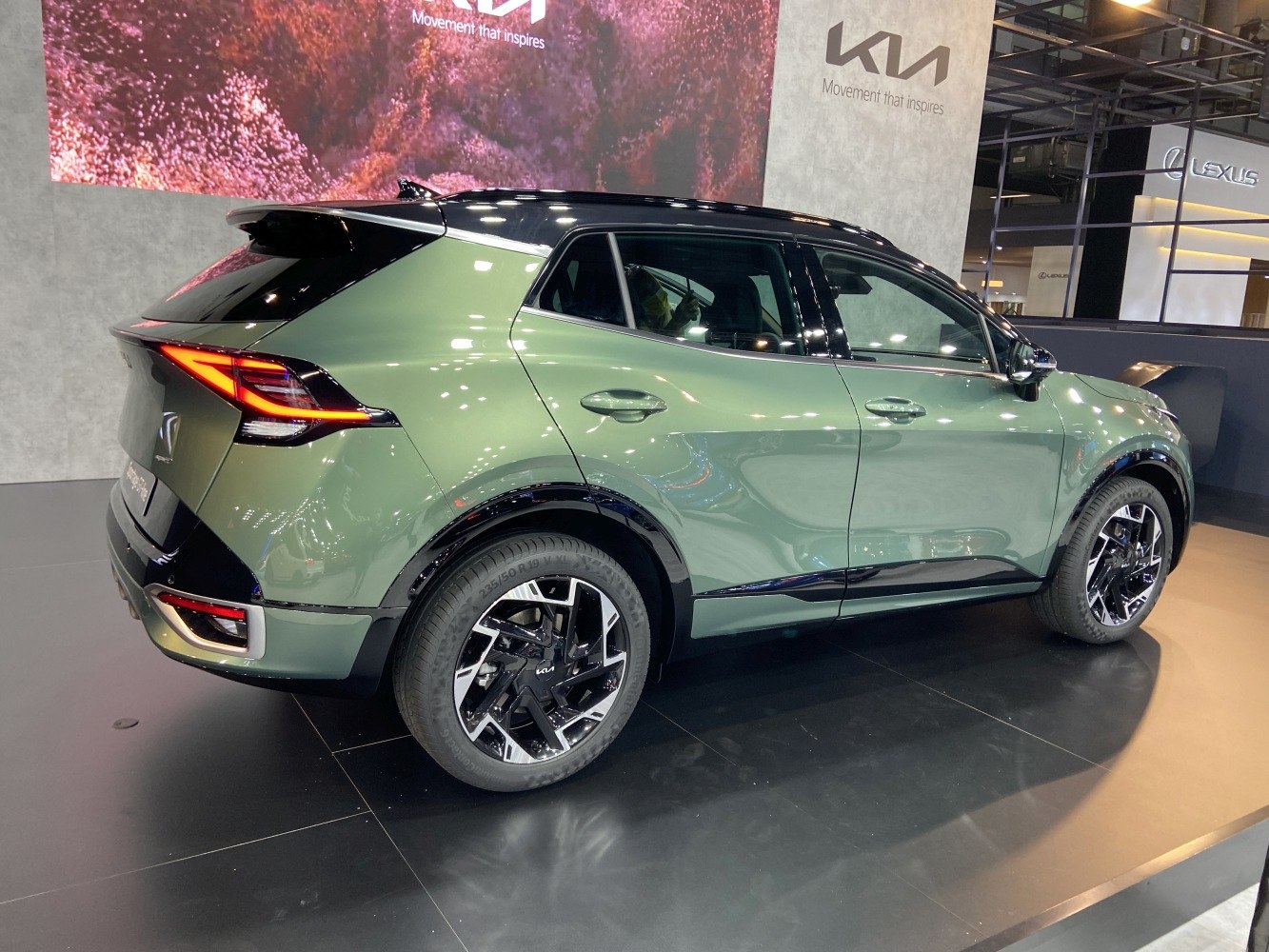 Two-tone paint, alloy wheels, LED tail lights, contoured SUV rear-side profile