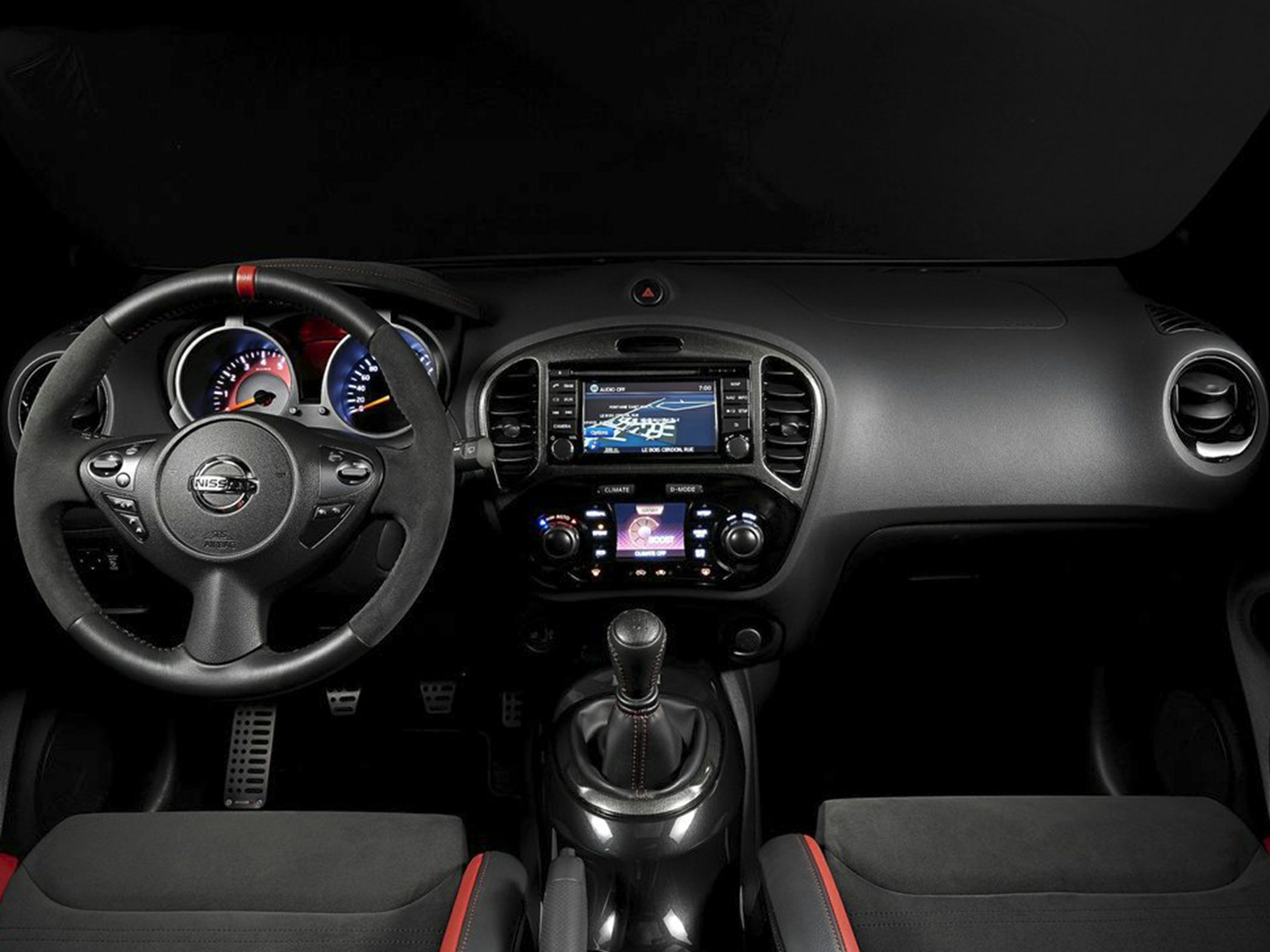 Sporty steering wheel and advanced dashboard with multimedia interface