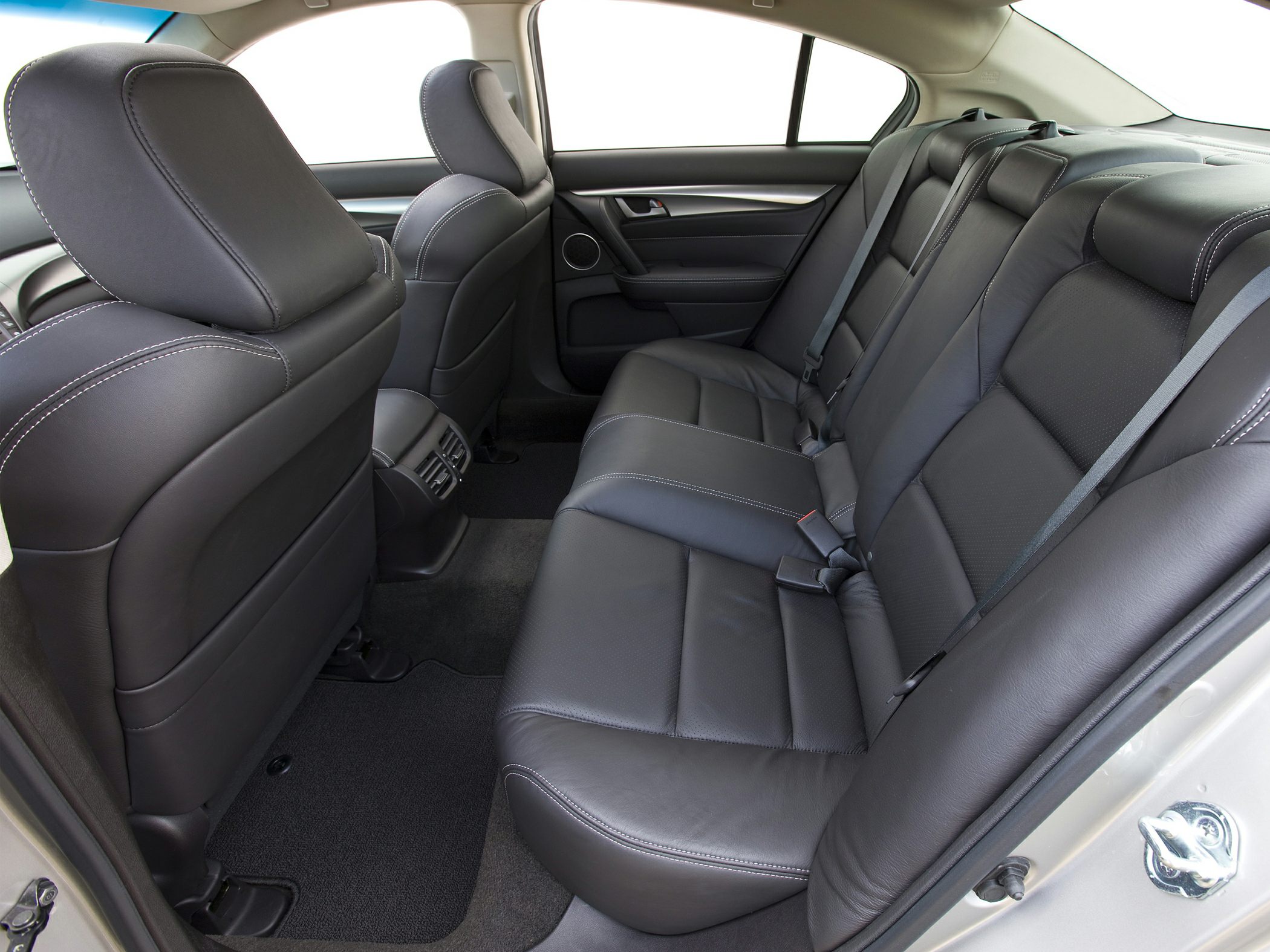 Spacious rear leather seats with seat belts and door trim