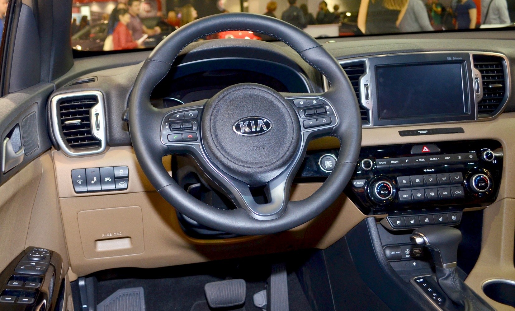 Dashboard and multifunction steering wheel with multimedia display