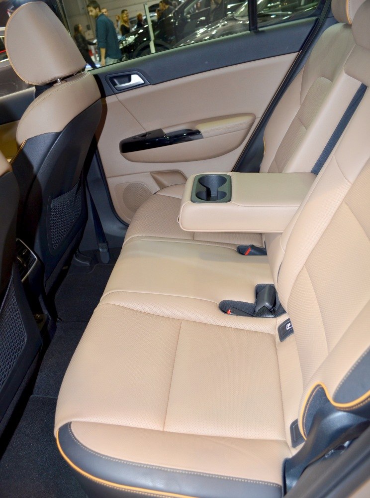 Beige rear seats with foldable armrest and integrated cupholders