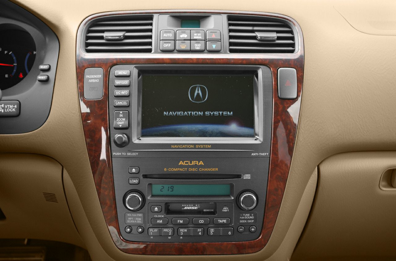 Dashboard with navigation system and Bose 6-disc changer audio unit