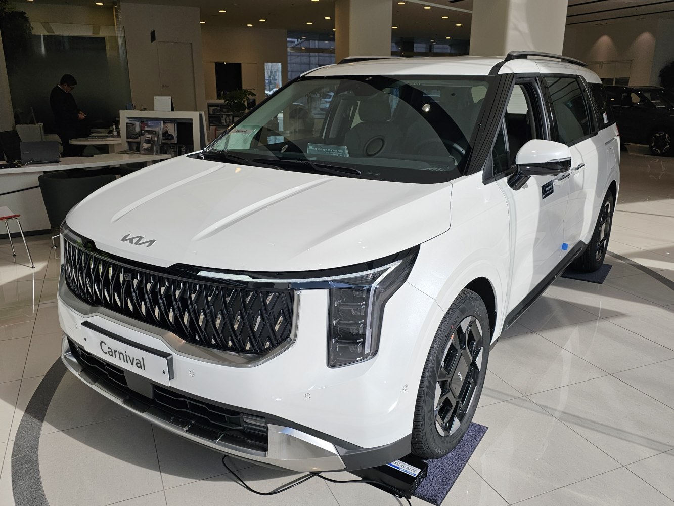 Distinctive front grille with LED vertical headlights