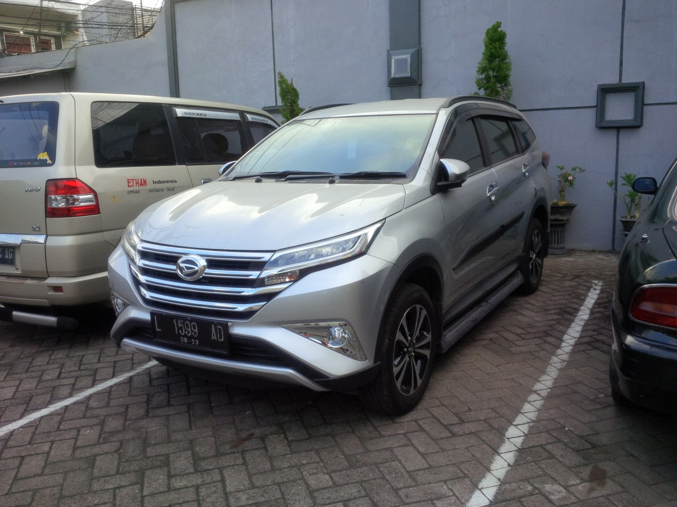 Modern SUV front grille and LED headlights in silver finish