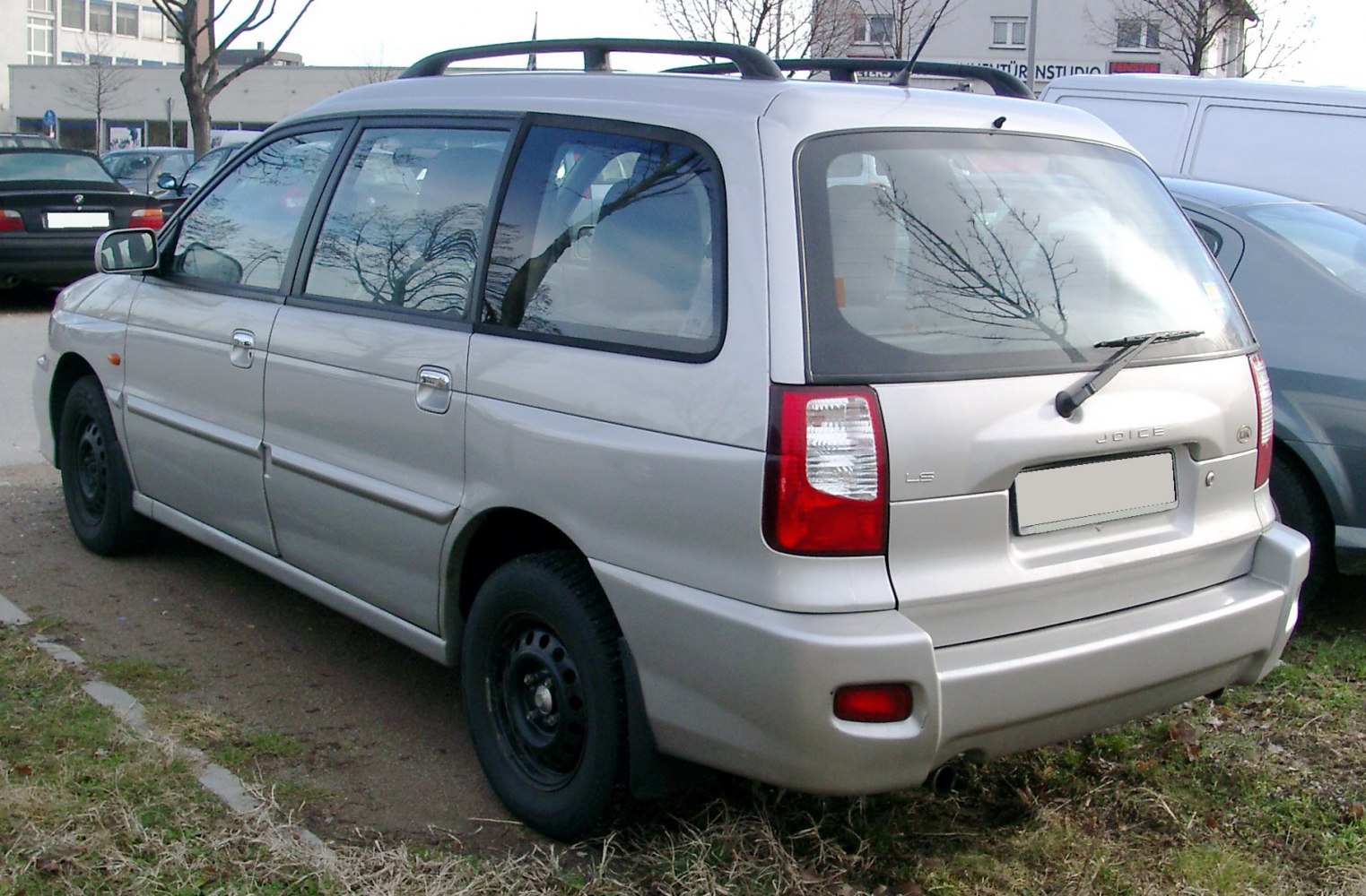 Rear view of MPV with roof rails and large side windows