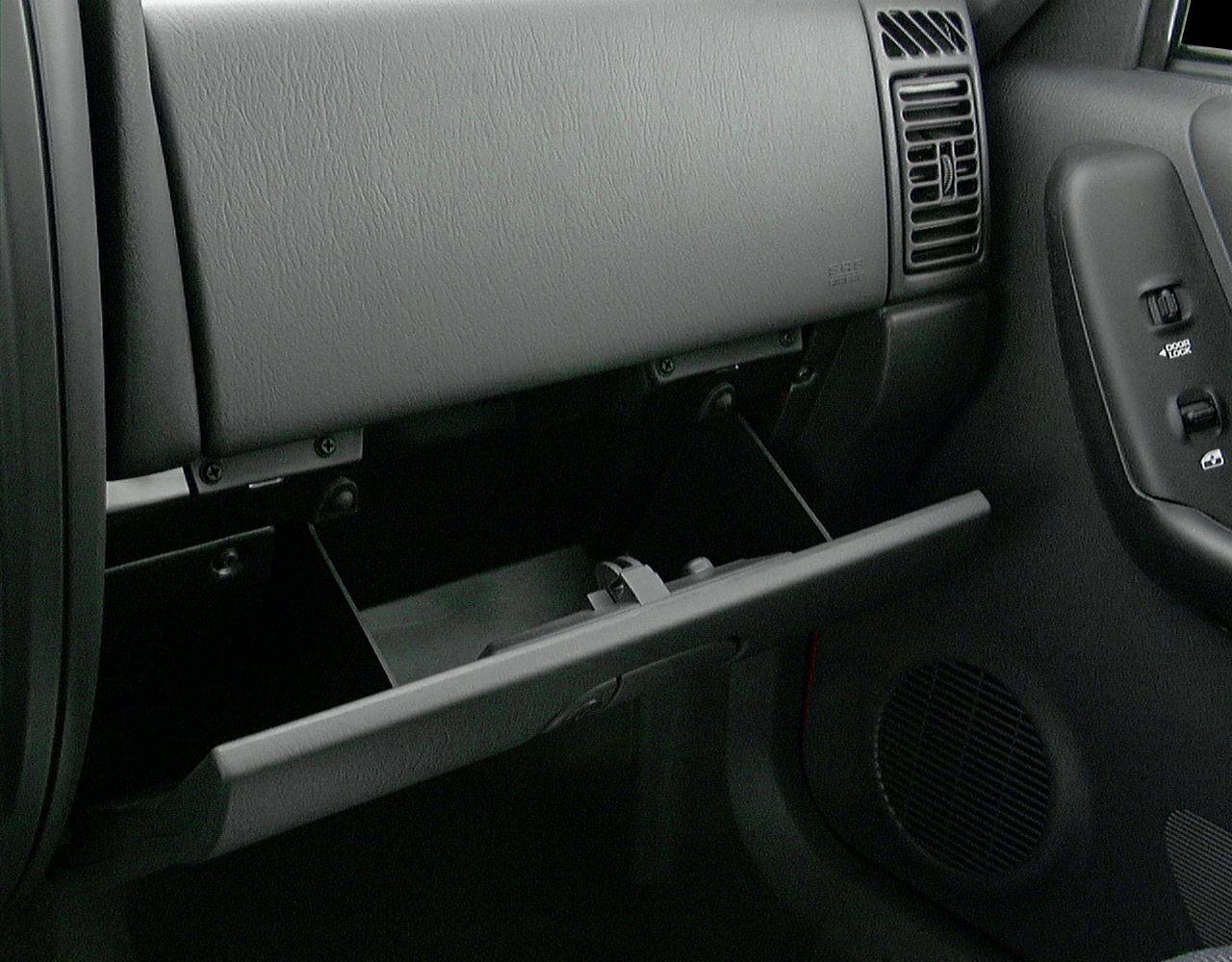 Open glove compartment and dashboard air vent in Jeep Cherokee II interior