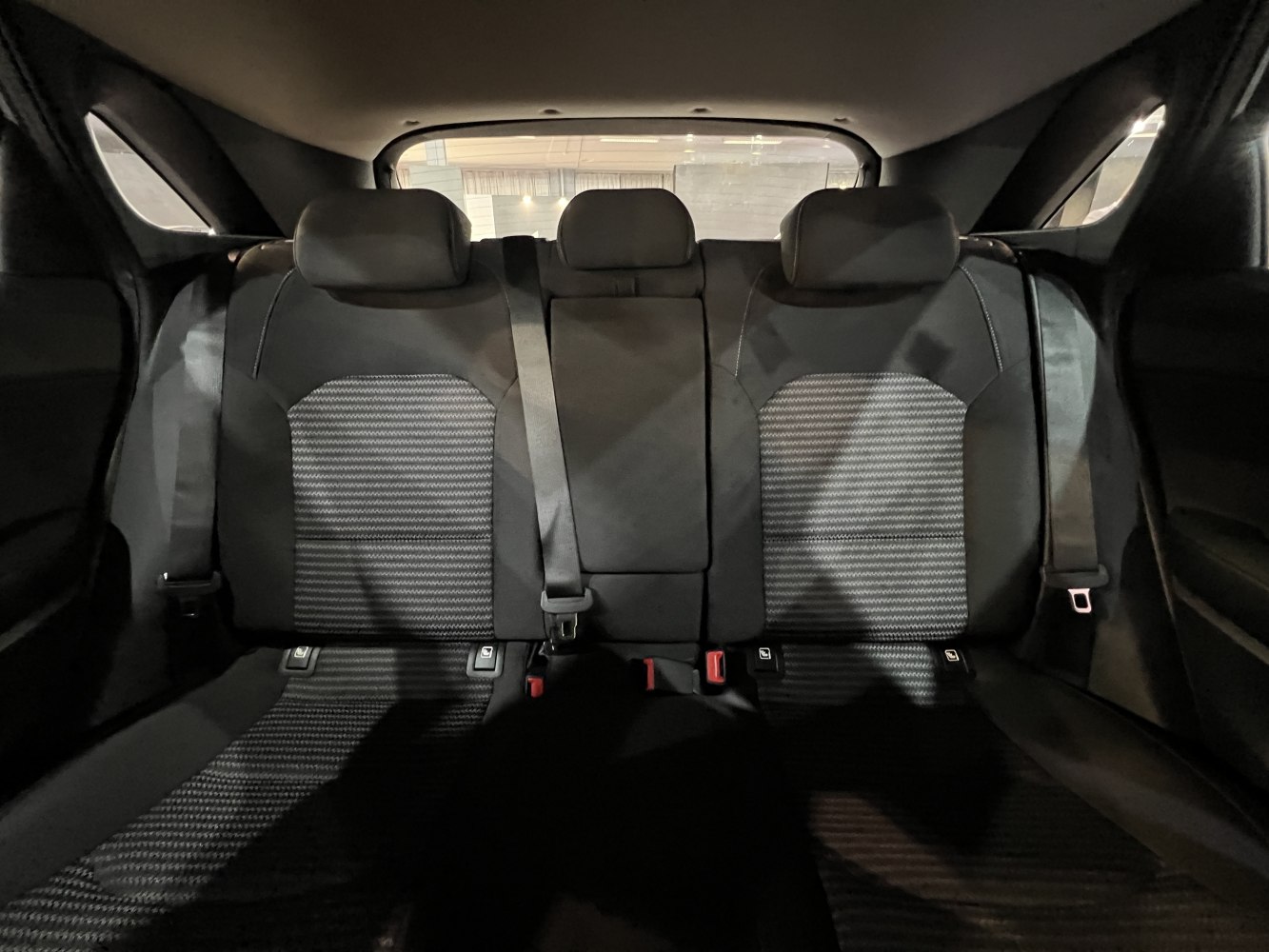 Rear seats with fabric upholstery and three integrated headrests