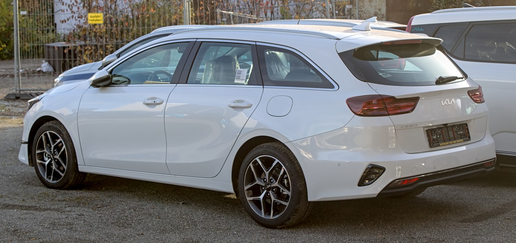 Rear side profile of a station wagon with alloy wheels