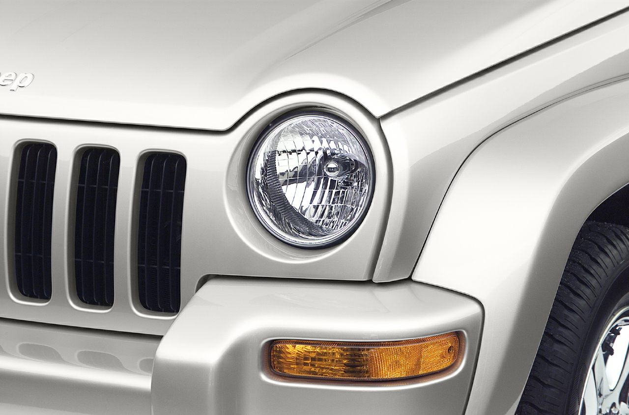 Round front headlight and seven-slot grille with amber turn signal