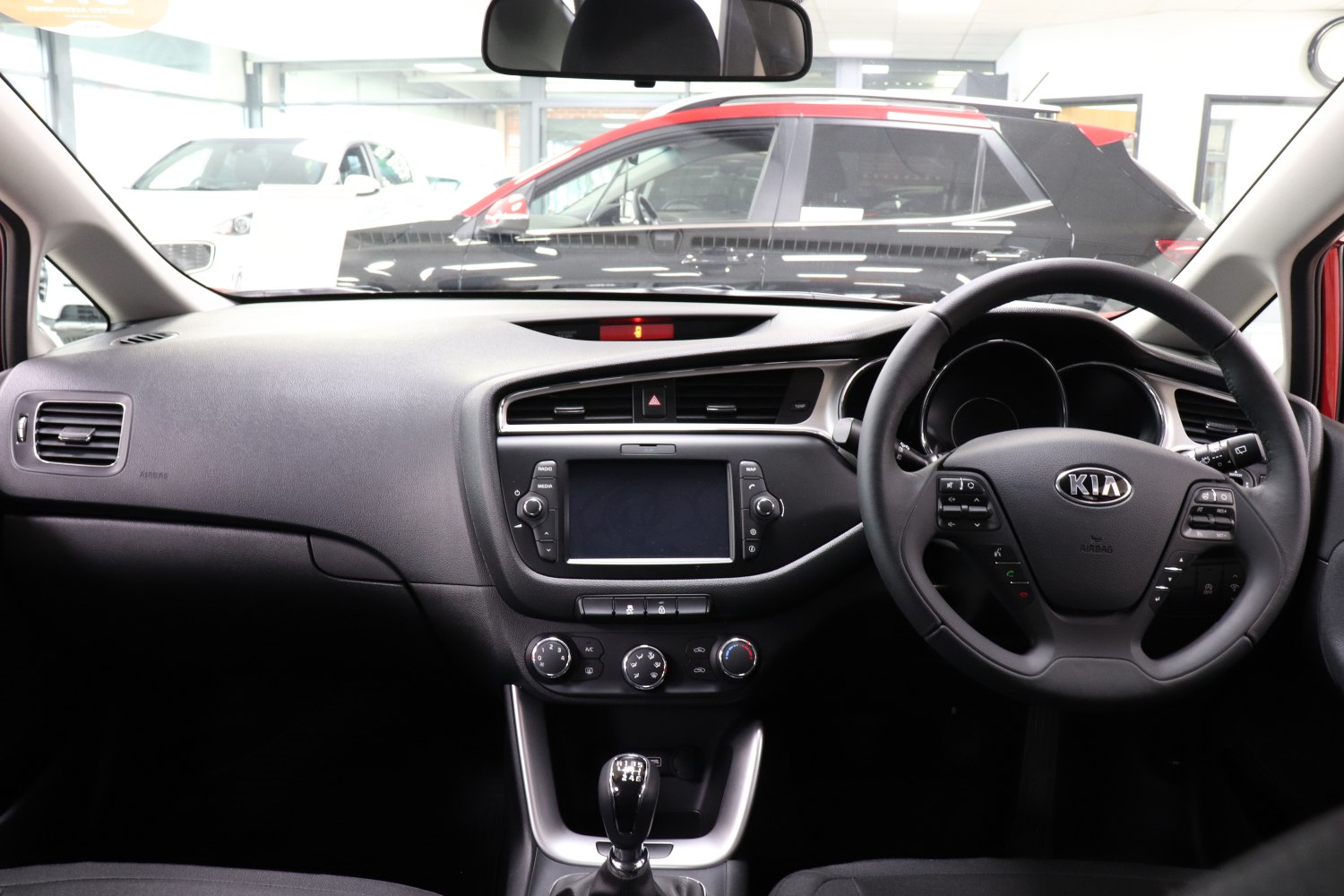 Dashboard, steering wheel, center console with manual gear shift